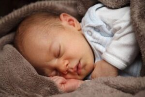 Bayi yang baru lahir dapat tidur hingga 18 jam